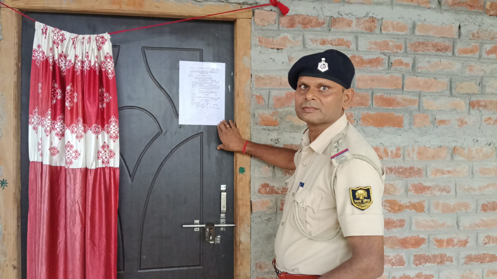 सीवान: एससी-एसटी केस में फरार आरोपी के घर पुलिस ने चिपकाया इश्तेहार, एक माह में सरेंडर नहीं किया तो होगी कुर्की