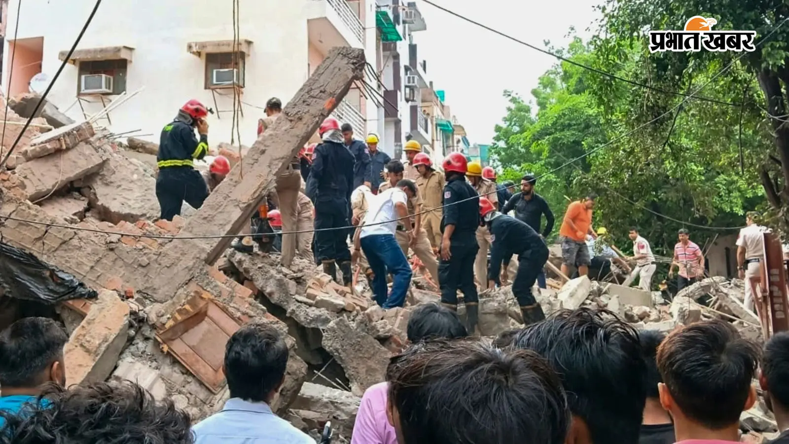 दिल्ली में भारी बारिश के बीच गिरी बिल्डिंग, एक की मौत, कई लोगों के फंसे होने की आशंका