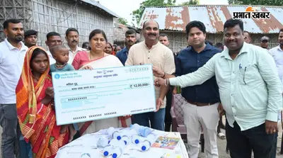 सड़क हादसे में मृत तीन लोगों के परिजनों को मंत्री लेशी सिंह ने सौंपा 12 लाख रुपये का अनुग्रह चेक