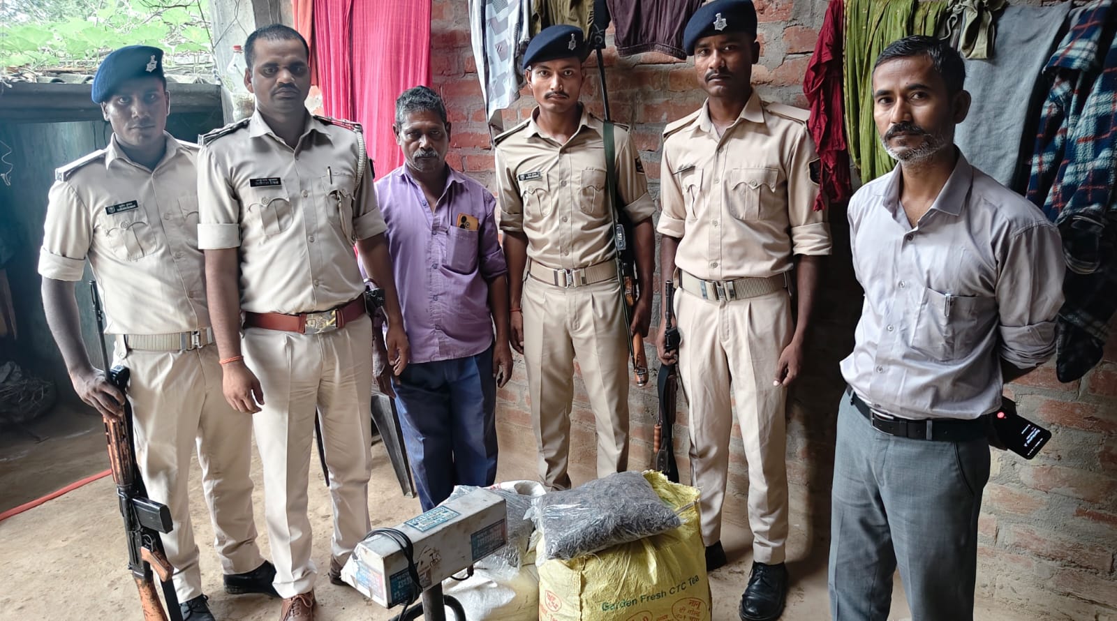 लौकही में 19 किलो गांजा बरामद, पुलिस छापेमारी से पहले तस्कर फरार