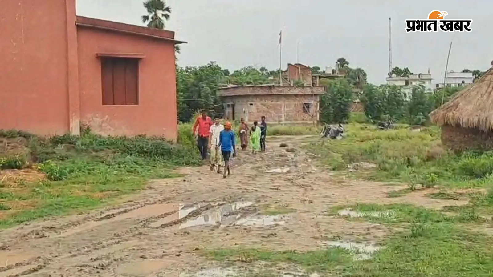 नवादा : लाखों की लागत से बना पंचायत भवन, लेकिन सड़क आज भी नदारद, कीचड़ भरे रास्ते से पैदल पहुंचे BDO