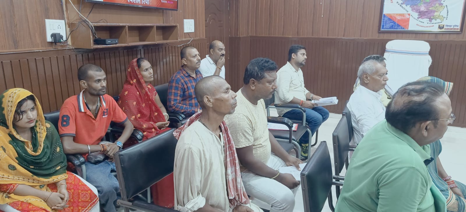 एसपी ने जनता दरबार में बारी- बारी से सुनीं फरियादियों की समस्याएं, ऑन द स्पॉट दिए समाधान के निर्देश