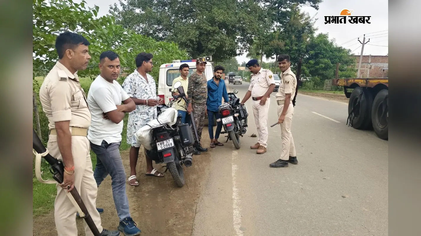 कटोरिया में जमुआ मोड़ पर चला सघन वाहन जांच अभियान, हेलमेट-सीट बेल्ट समेत कागजात की हुई जांच