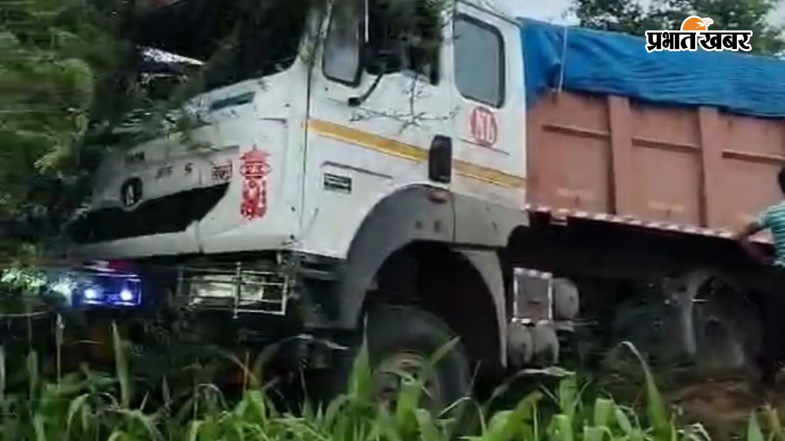 बक्सर : एनएच-922 पर अचानक रुकी पिकअप में ट्रेलर ने मारी टक्कर, दो घायल; एक की हालत गंभीर