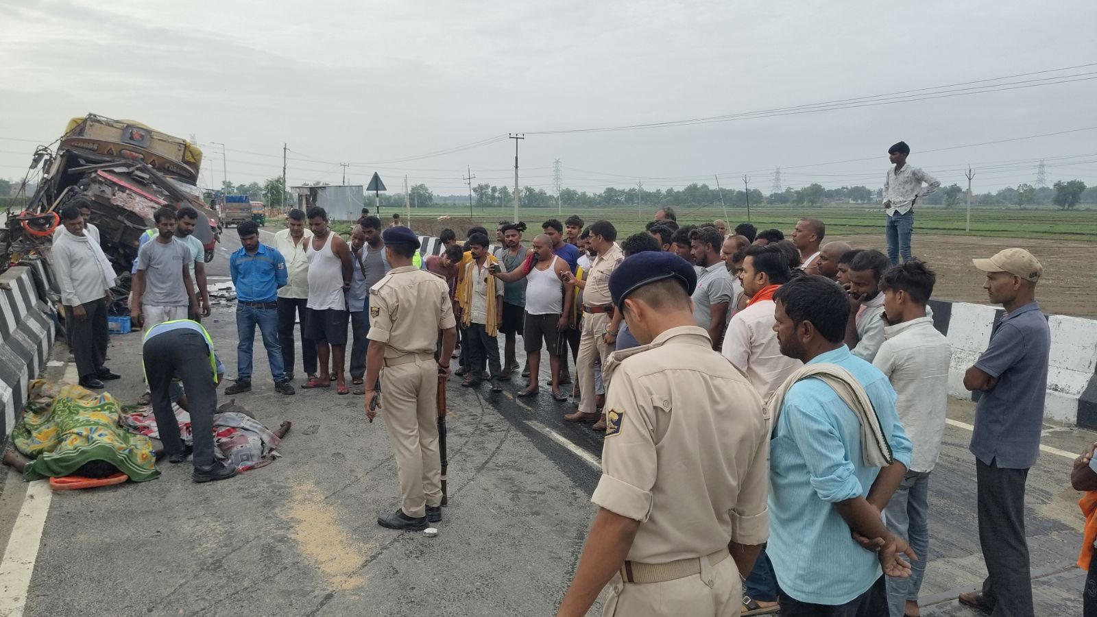 घटनास्थल पर पहुंची पुलिस
