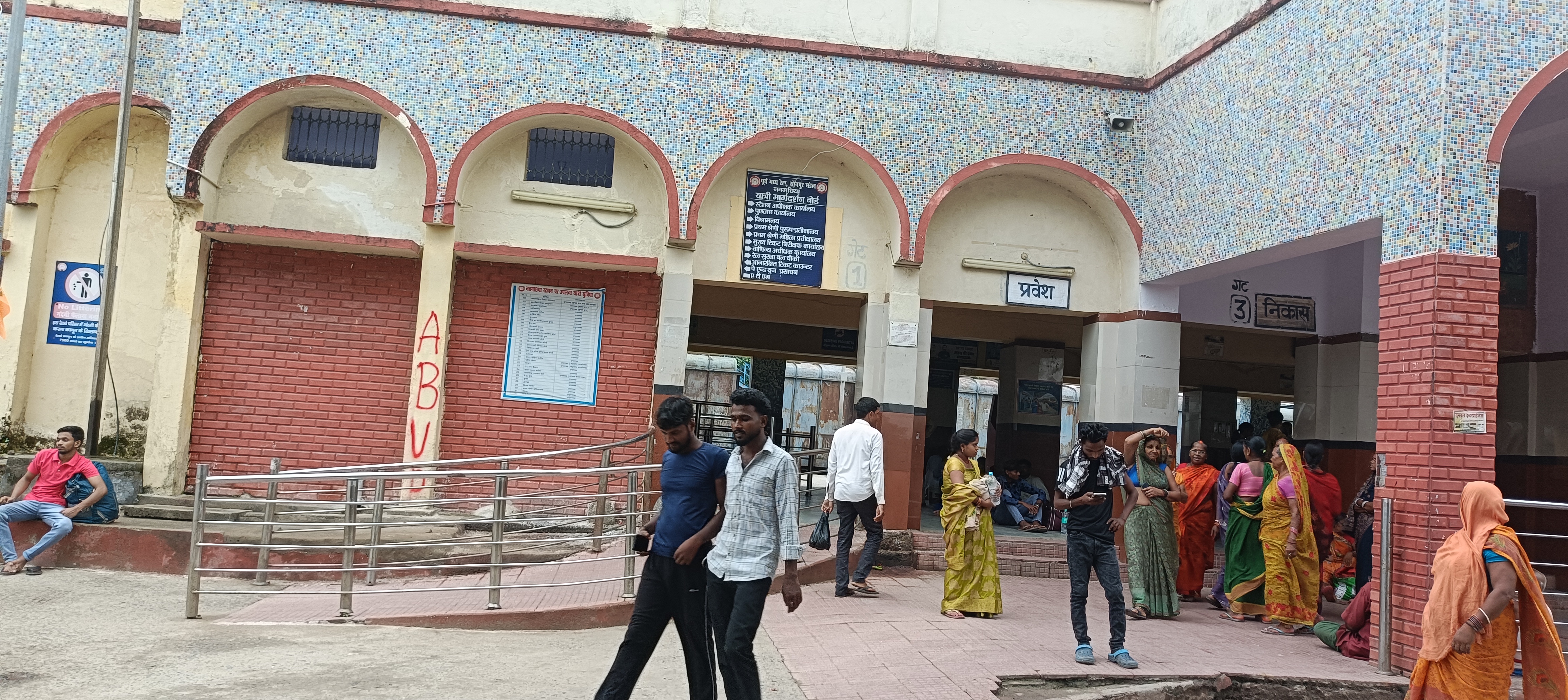 नवगछिया के रास्ते प्रमुख शहरों के लिए ट्रेन की मांग तेज, कटिहार–बरौनी रेलखंड पर मात्र 4 जोड़ी ट्रेनों से यात्री परेशान