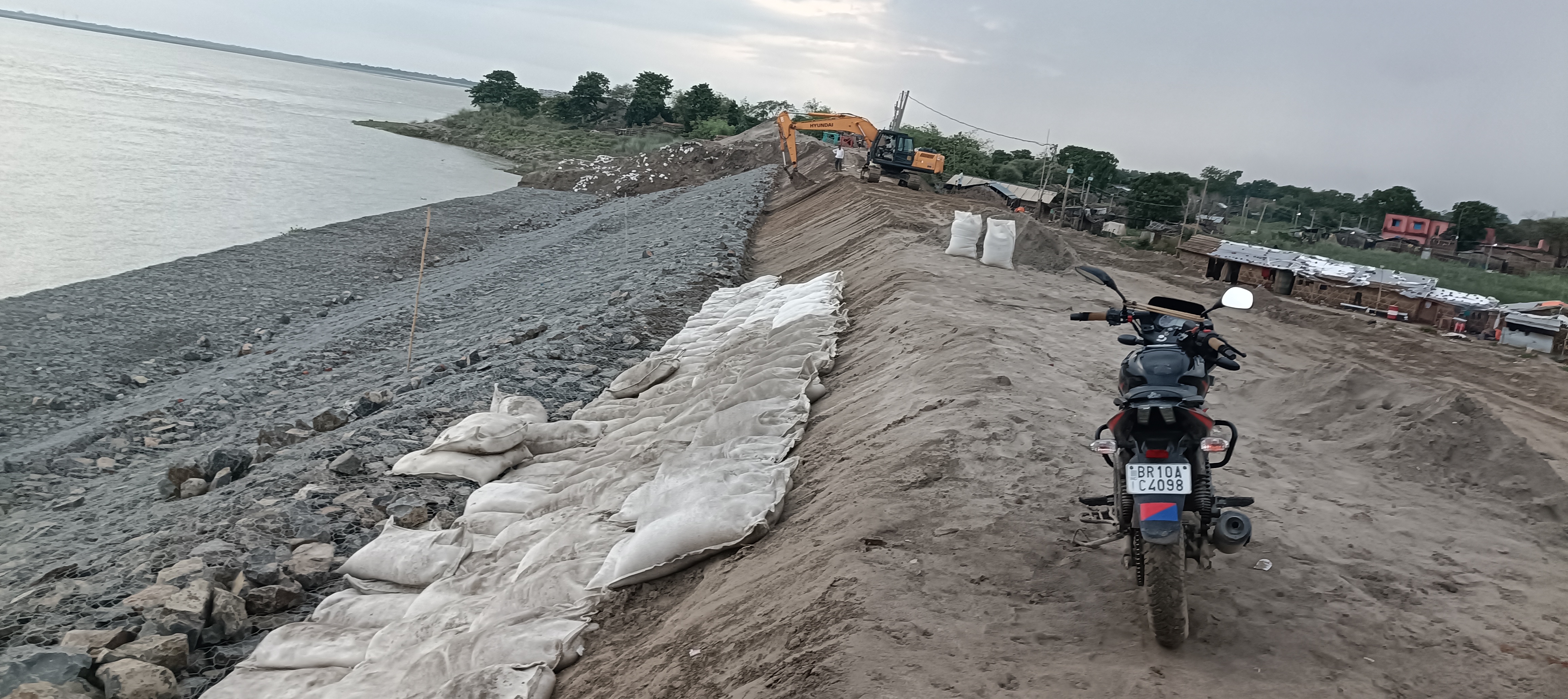 नवगछिया में गंगा और कोसी के जलस्तर में बढ़ोतरी जारी: इस्माईलपुर-बिंद टोली तटबंध पर मुख्यालय की नजर