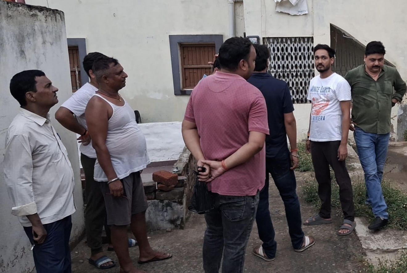 भाजपा विधान पार्षद के भतीजे के बंद घर को चोरों नें बनाया निशाना, पीतल-तांबे के बर्तन समेत कीमती सामान ले उड़े चोर