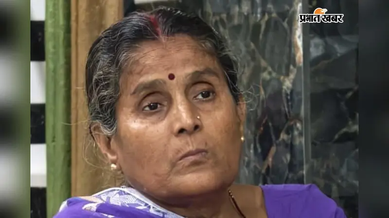 बिजली के खंभे में प्रवाहित हो रहे करेंट की चपेट में आयी बुजुर्ग महिला, इलाज के दौरान मौत