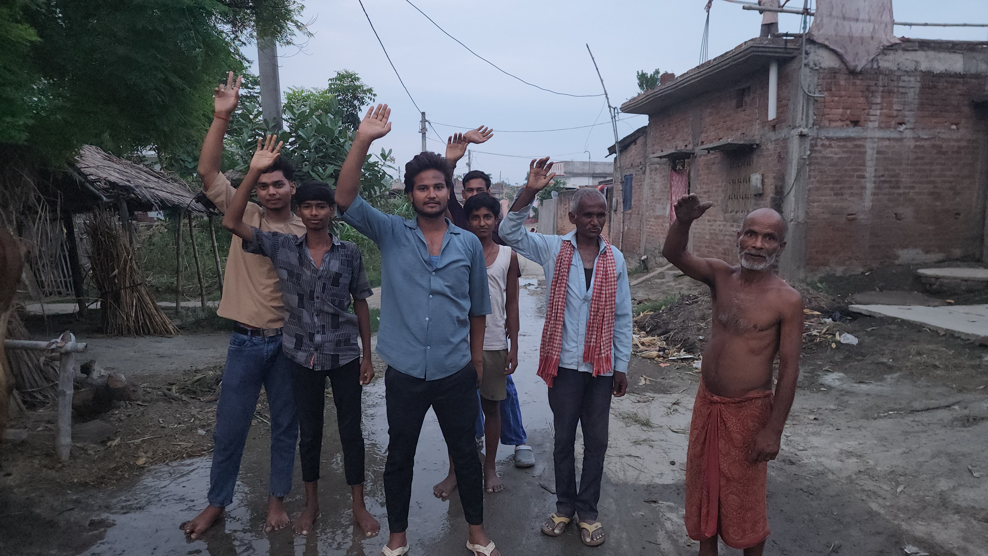 नौतन के खलवा खाप टोला में नल-जल पाइपलाइन लीक, सड़क पर जलजमाव से आक्रोशित ग्रामीणों का प्रदर्शन