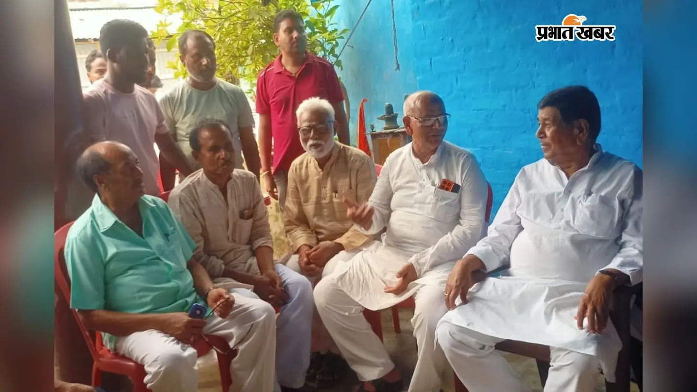 मुरादाबाद सड़क हादसे में जान गंवाने वाले दो युवकों के घर पहुंचे सांसद दिनेश चंद्र यादव, परिजनों को हरसंभव मदद का दिया भरोसा