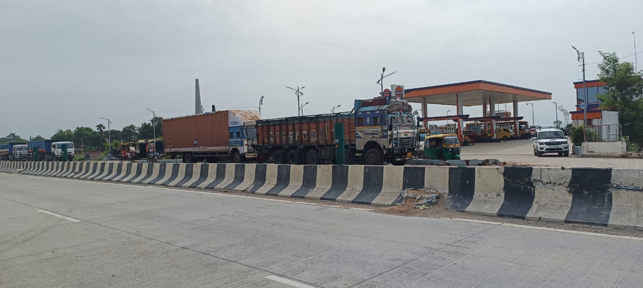 नवादा में फोरलेन बना पार्किंग ज़ोन, सड़क किनारे खड़े हाईवा से बढ़ रहा दुर्घटनाओं की आशंका; स्कूली बच्चे और एंबुलेंस भी जाम में फंसे