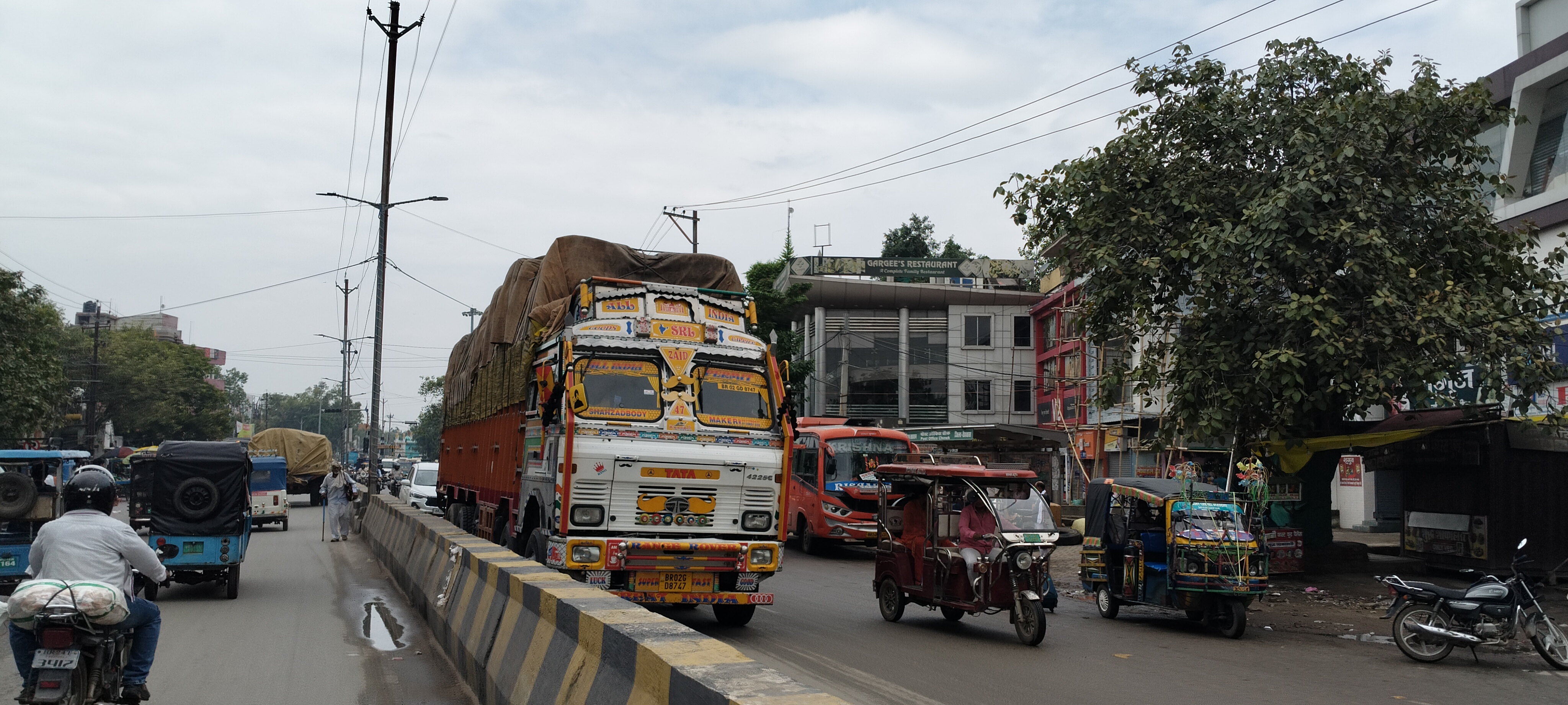 सासाराम में नो एंट्री के बावजूद पोस्ट ऑफिस चौक पर बेखौफ दौड़ रहे भारी वाहन, ट्रैफिक सिस्टम पर उठे सवाल