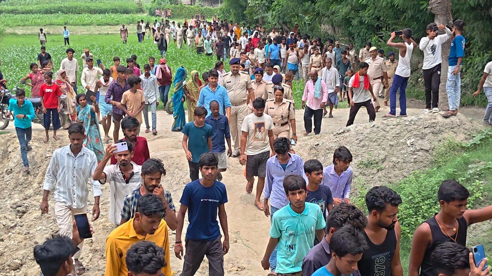 घटना स्थल पर उमड़ा जनसैलाब