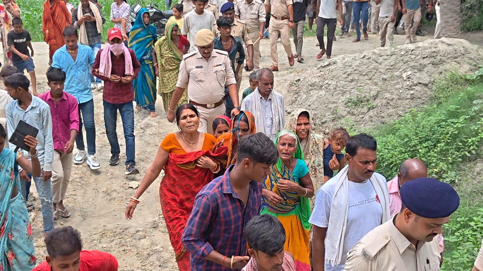 रोते बिलखते परिवार के लोग