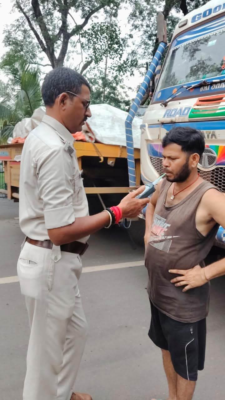 राजनगर-चाईबासा मार्ग पर पुलिस का ड्रंक एंड ड्राइव अभियान, नशे में वाहन चलाने वालों पर कार्रवाई