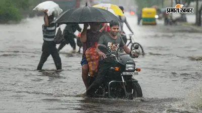 दिल्ली में भारी बारिश से सड़क बनी नदी, घुटने तक भरा पानी; इन 5 तस्वीरों से जानें हाल