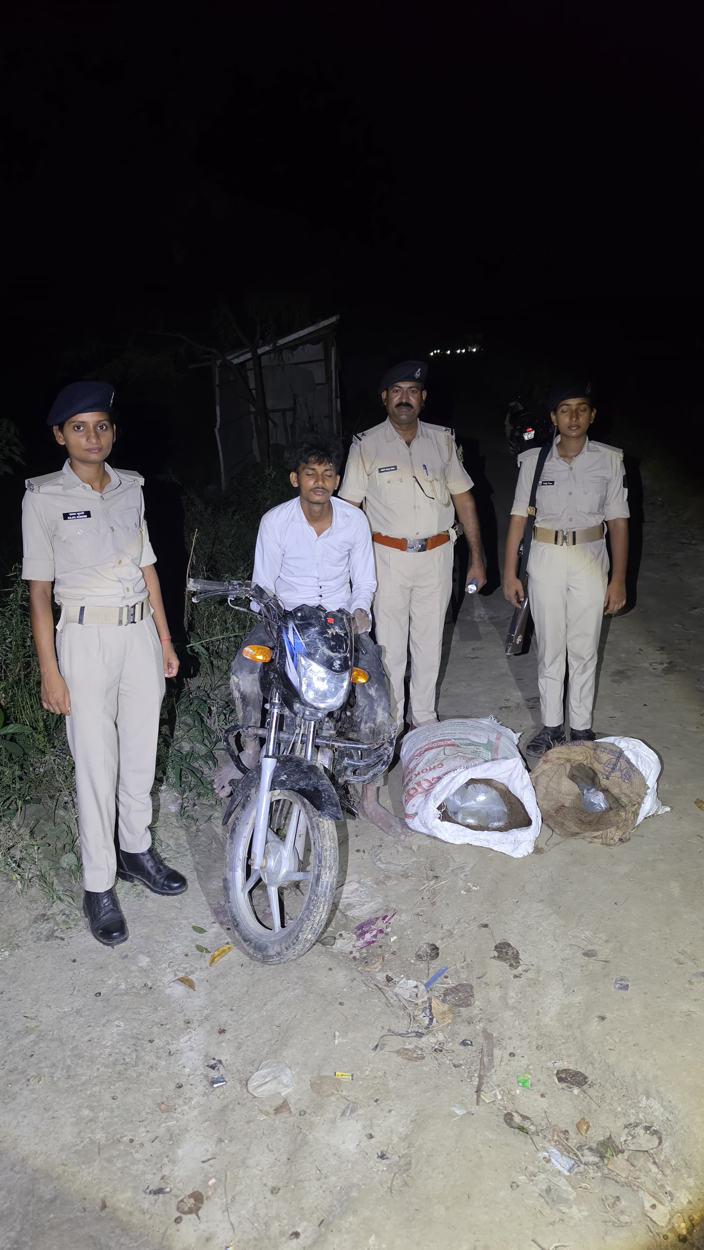यूपी से शराब लेकर आ रहा एक धंधेबाज को विजयीपुर पुलिस ने किया शराब के साथ गिरफ्तार