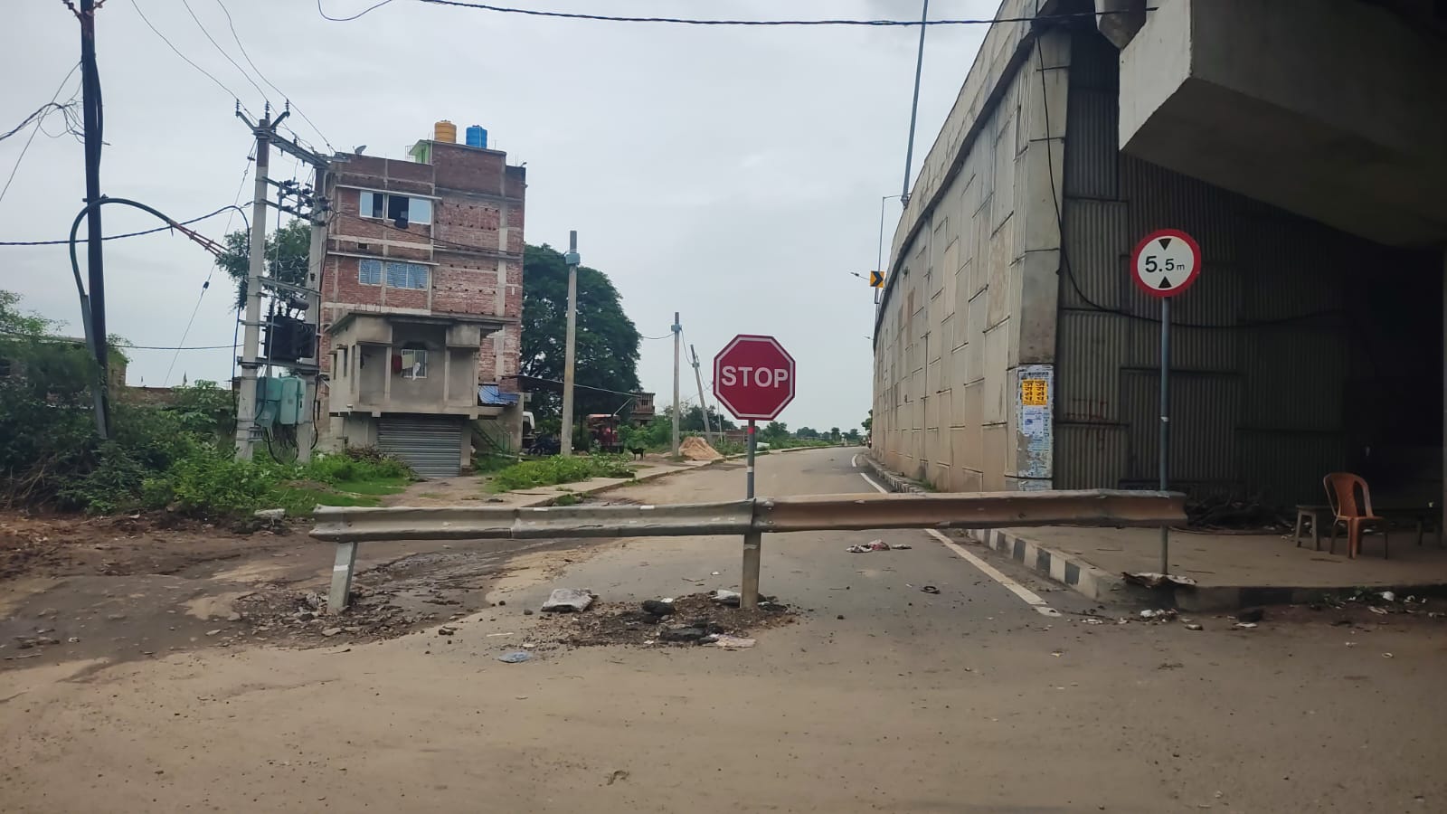 नवादा: रजौली बस स्टैंड पर चार साल से जलजमाव, एनएचएआई की लापरवाही से दुकानदारों की रोजी-रोटी पर संकट