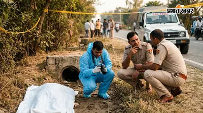 सड़क किनारे मिला 20 वर्षीय अज्ञात महिला का शव, हत्या कर लाश फेंकने की आशंका, जांच में जुटी FSL टीम