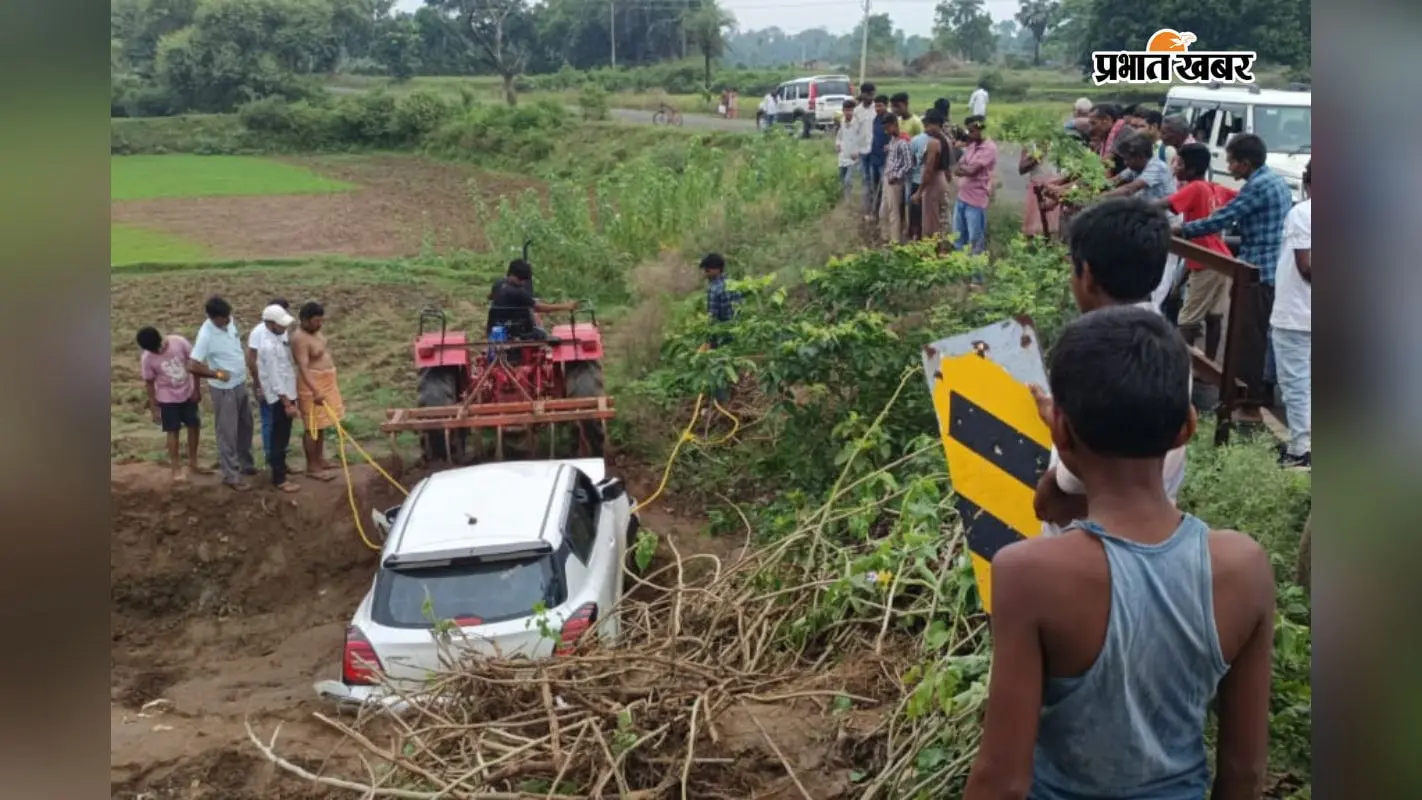 कटोरिया के भुसियातरी मोड़ पर अनियंत्रित कार गड्ढे में गिरी, 5 बाराती घायल, सभी देवघर रेफर
