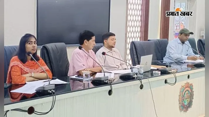 आधार केंद्रों की मनमानी पर डीएम सख्त, अधिक शुल्क वसूला तो होगी कार्रवाई