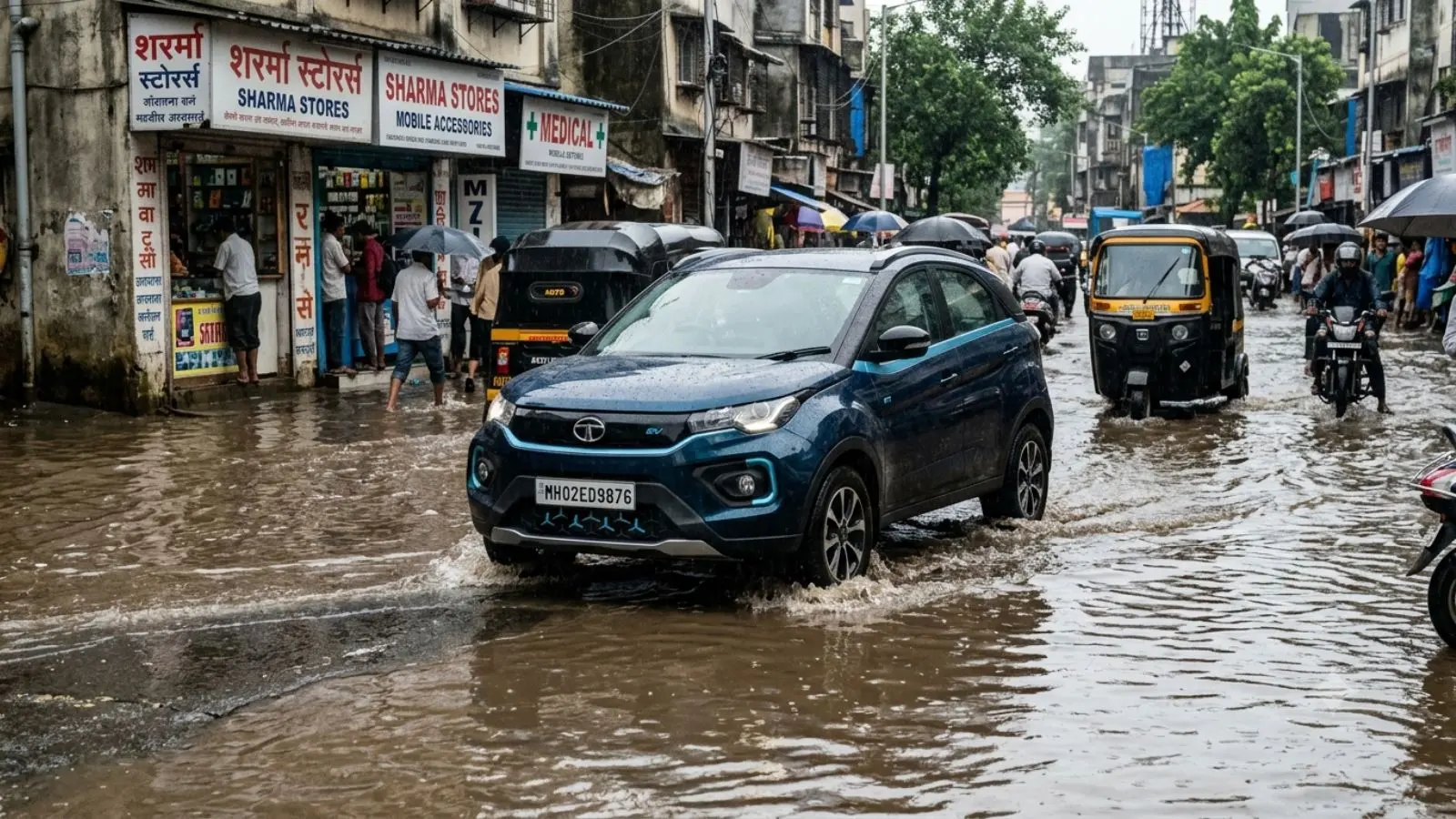 लबालब पानी वाली सड़क पर चलानी पड़ रही है इलेक्ट्रिक कार? ये 5 टिप्स बचा सकते हैं हजारों रुपये