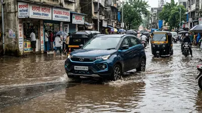 लबालब पानी वाली सड़क पर चलानी पड़ रही है इलेक्ट्रिक कार? ये 5 टिप्स बचा सकते हैं हजारों रुपये