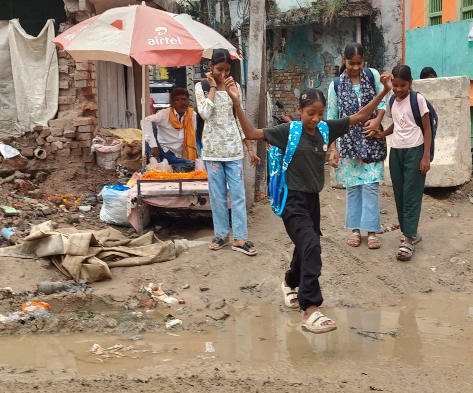 बरसात में निर्माण ने पकड़ी रफ्तार, लेकिन आवागमन पर लगी ब्रेक