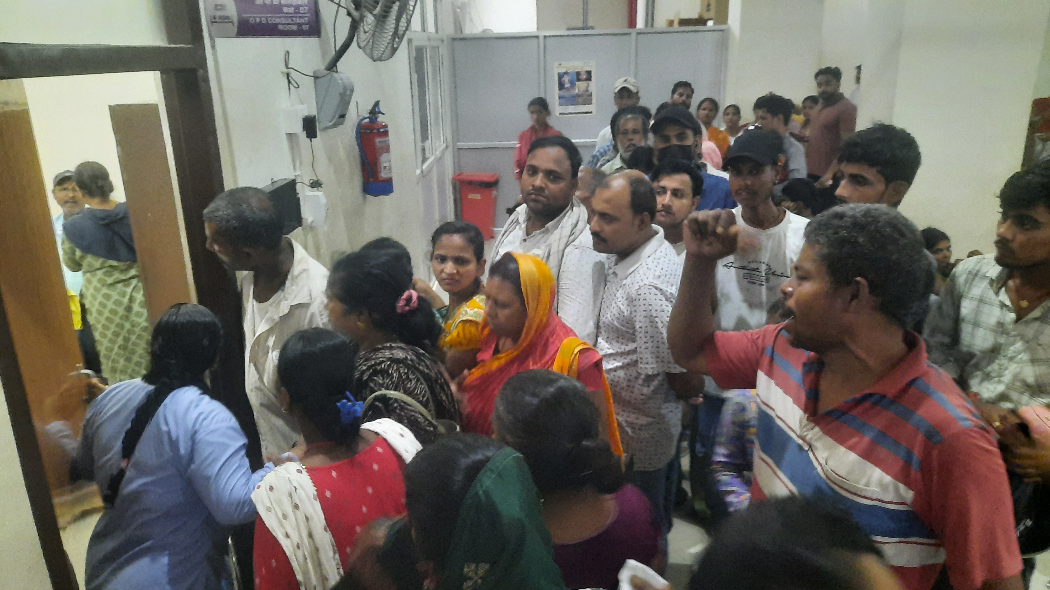 सुबह से लगी थी लंबी कतार, कुछ लोग सीधे डॉक्टर के कमरे में घुसे... सदर अस्पताल की OPD में मचा हंगामा