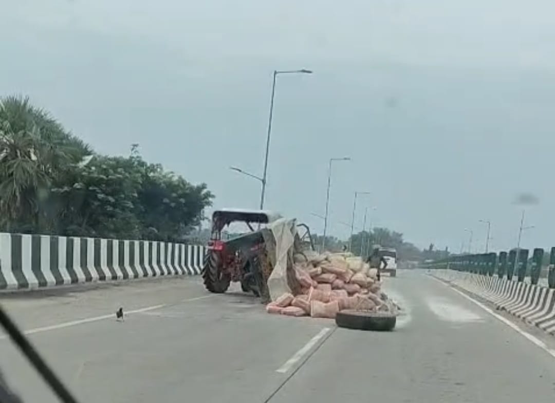 पंचगामा ओवरब्रिज पर बड़ा हादसा टला, चलते ट्रैक्टर-डाला का पहिया टूटा, सड़क पर बिखरी सीमेंट की बोरियां