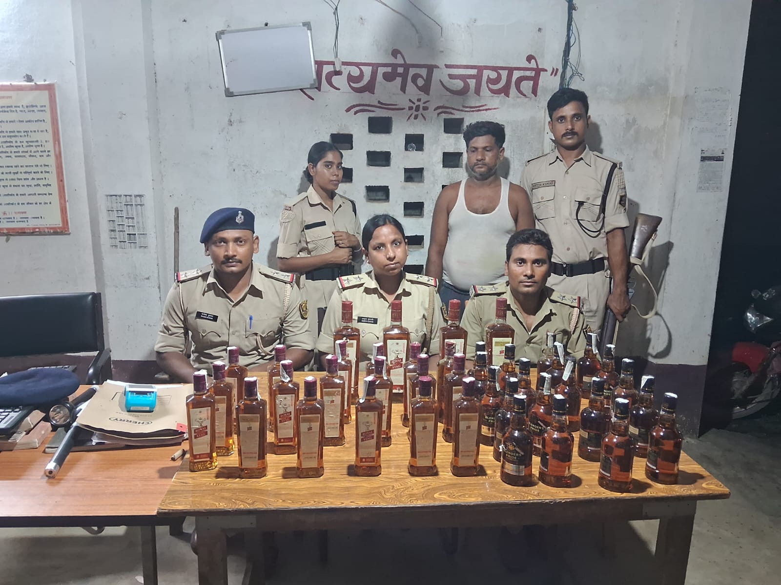 हलसी में 16 लीटर विदेशी शराब के साथ तस्कर गिरफ्तार