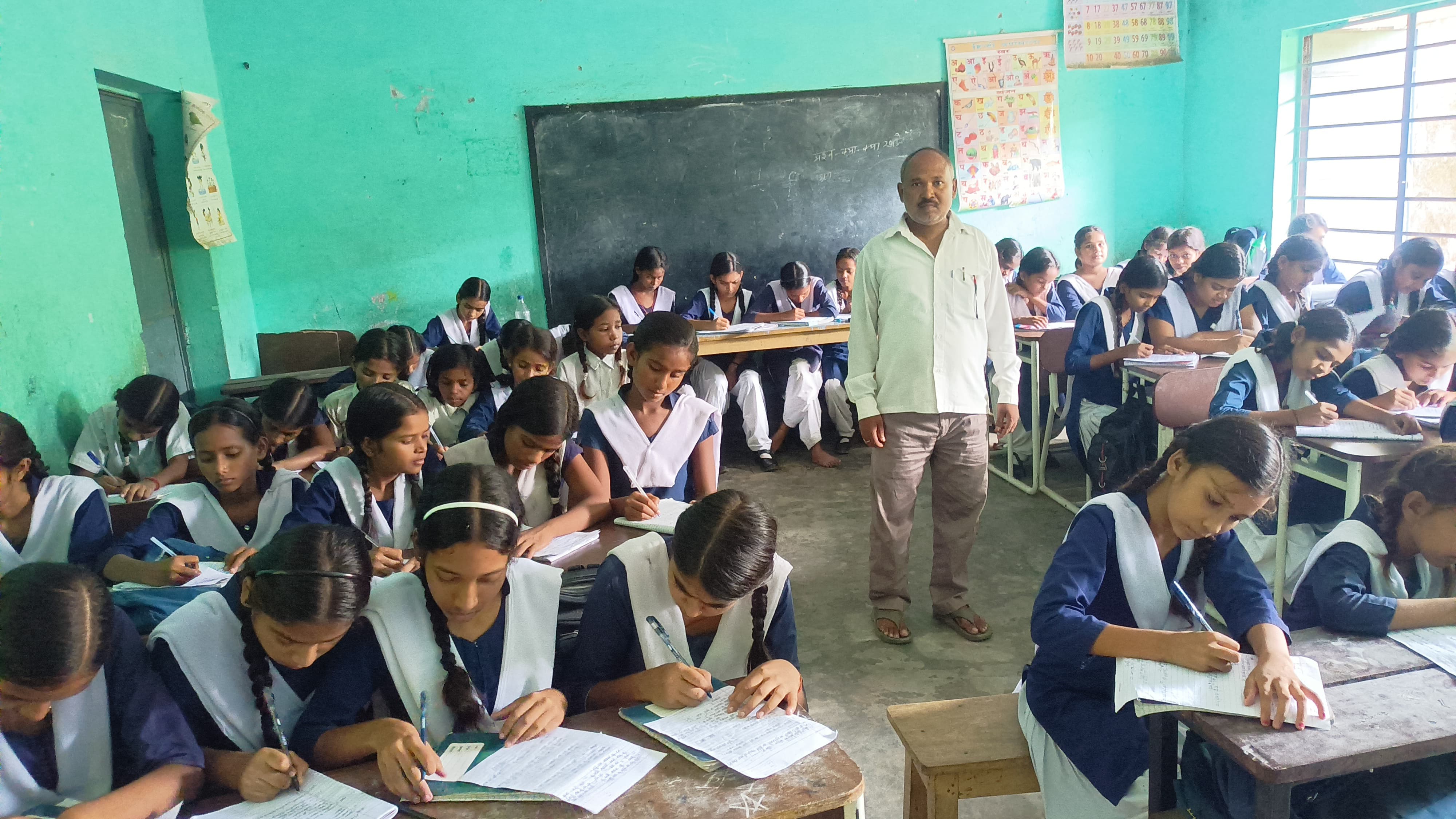 त्रिमासिक मूल्यांकन के तीसरे दिन हुई गणित की परीक्षा