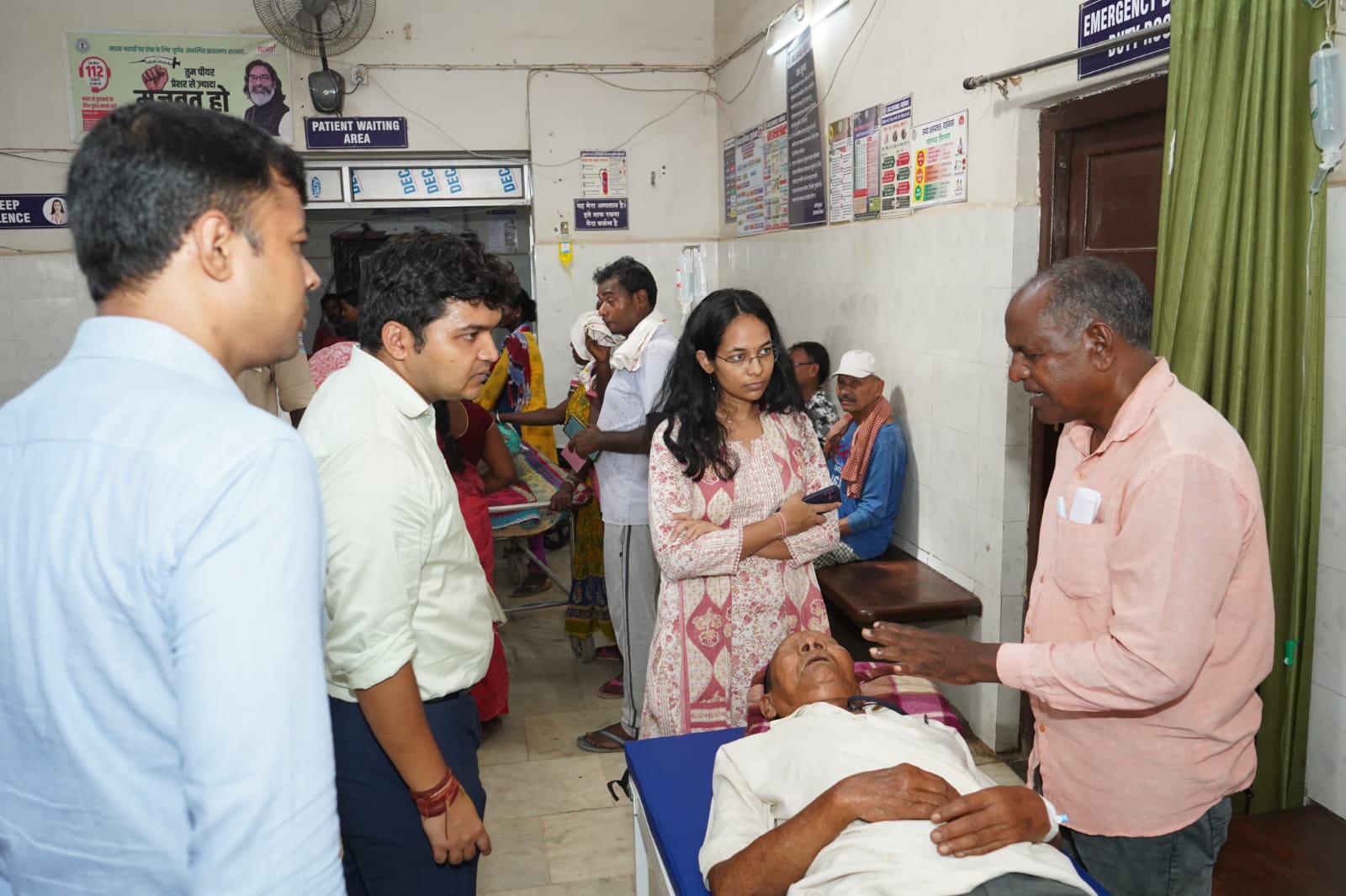 उपायुक्त ने सदर अस्पताल चाईबासा के इमरजेंसी वार्ड का किया औचक निरीक्षण