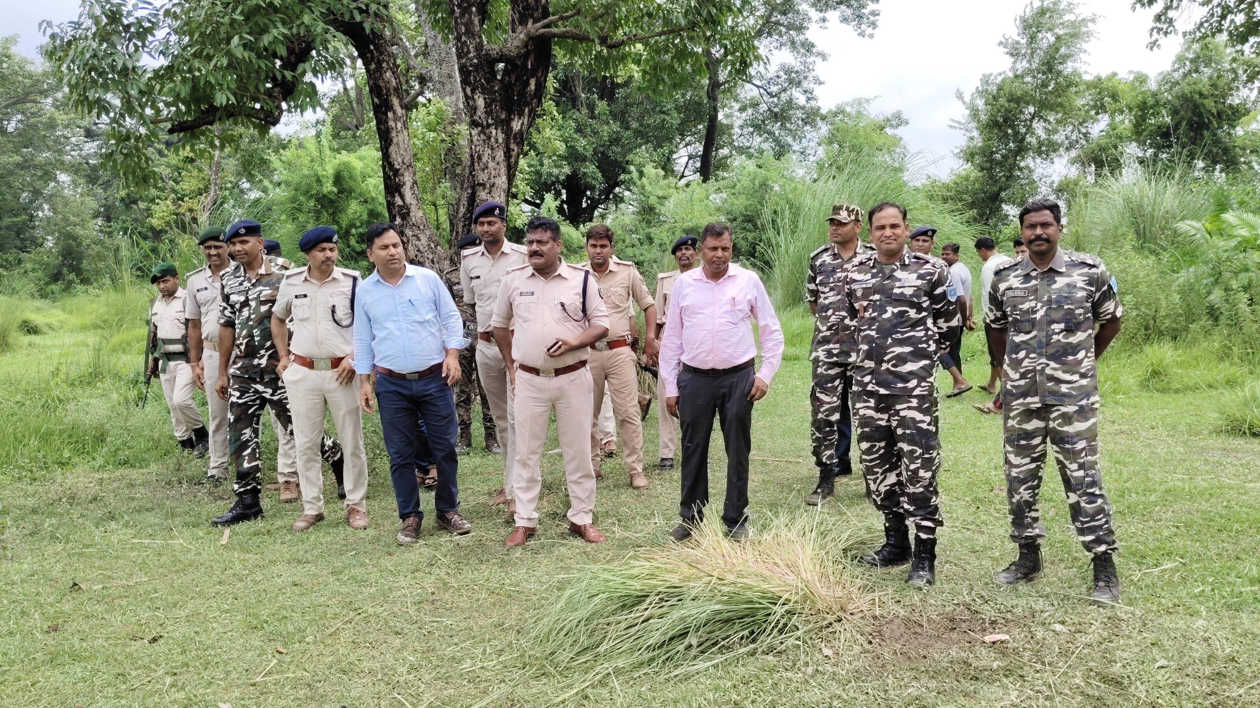 वन विभाग की कार्रवाई के दौरान बड़ा बवाल, JCB में आग, ग्रामीणों और विभाग के आरोप आमने-सामने छह घायल