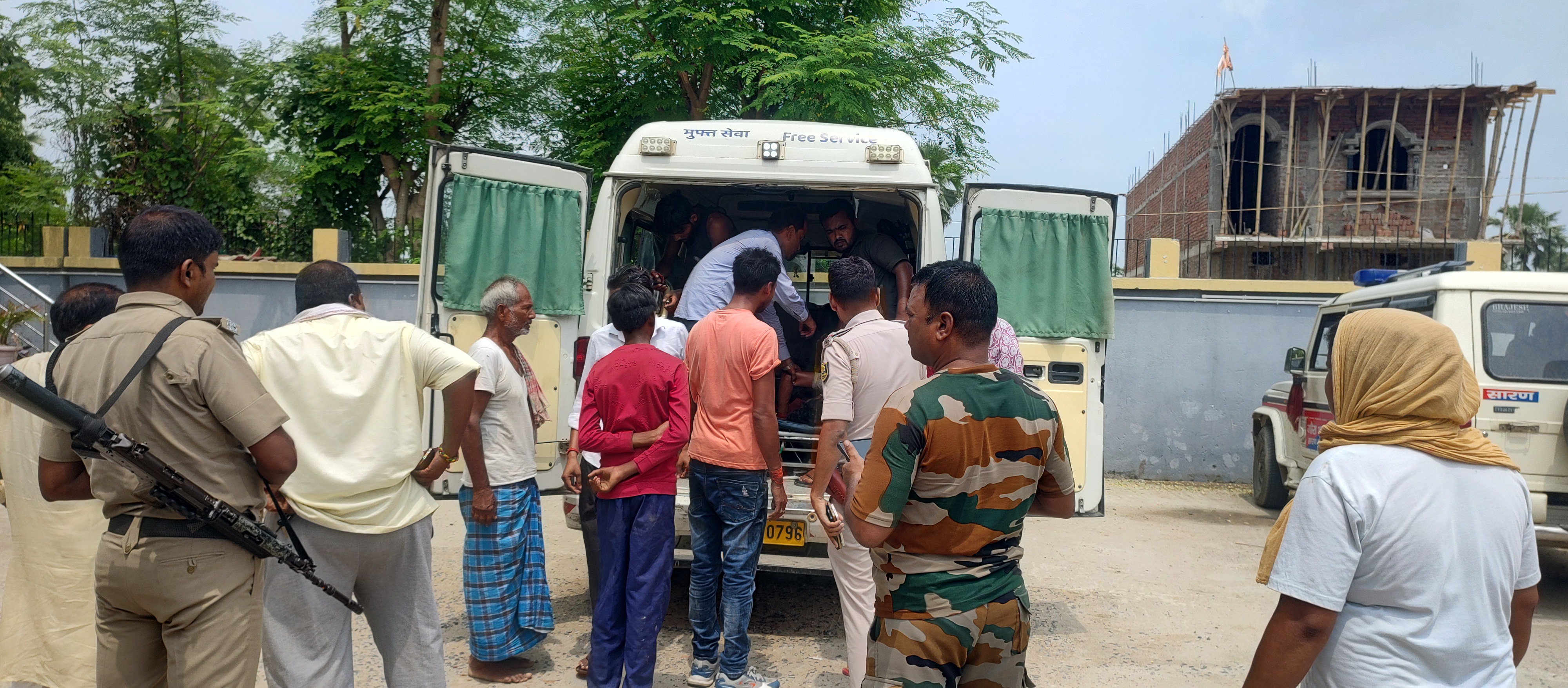 पीएनबी कादीपुर के समीप पिकअप और बाइक की टक्कर,तीन युवक गंभीर रूप से घायल