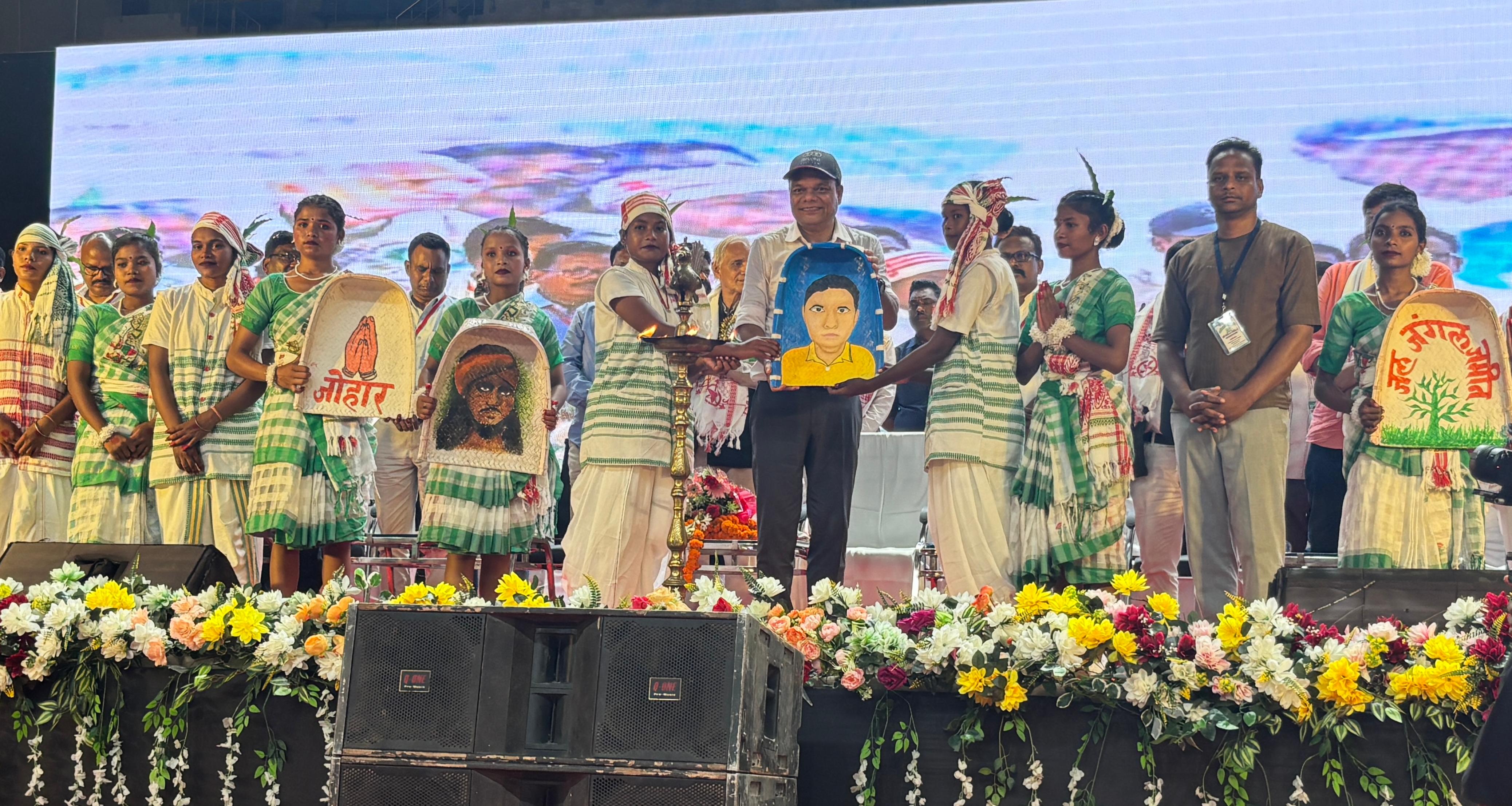 हजारों लोगों के महाजुटान में गूंजी जनजातीय संस्कृति की गूंज, मंत्री चमरा लिंडा ने की हस्ती मुखी के प्रयासों की सराहना