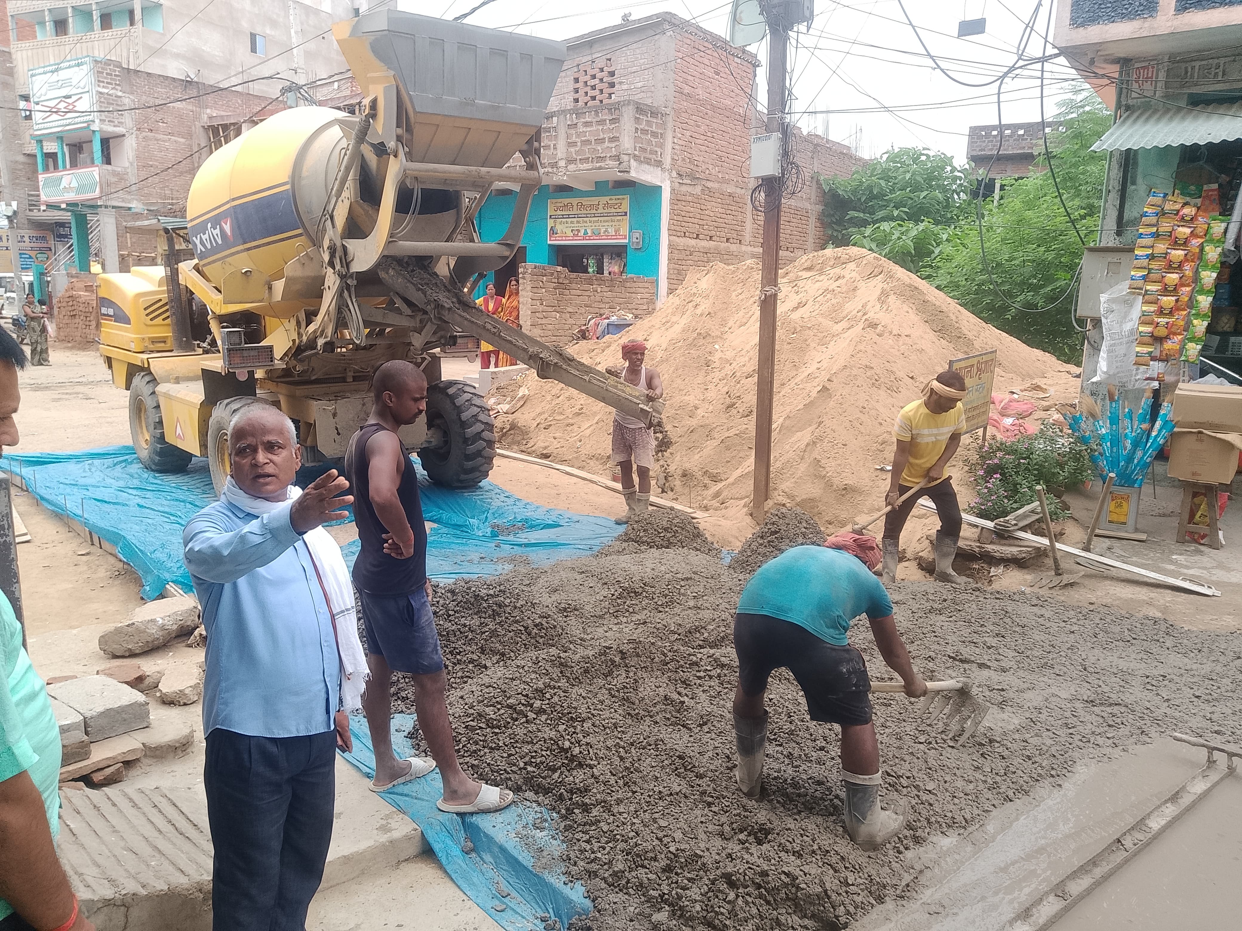 विश्वकर्मा मोड़ से वीर कुंवर सिंह चौक तक बन रहा पीसीसी सड़क
