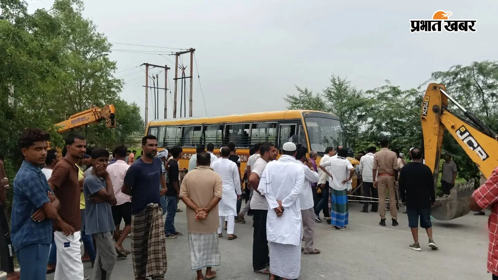 वाराणसी-आजमगढ़ हाईवे पर स्कूली बस पलटी, एक छात्र की मौत, कई बच्चे घायल