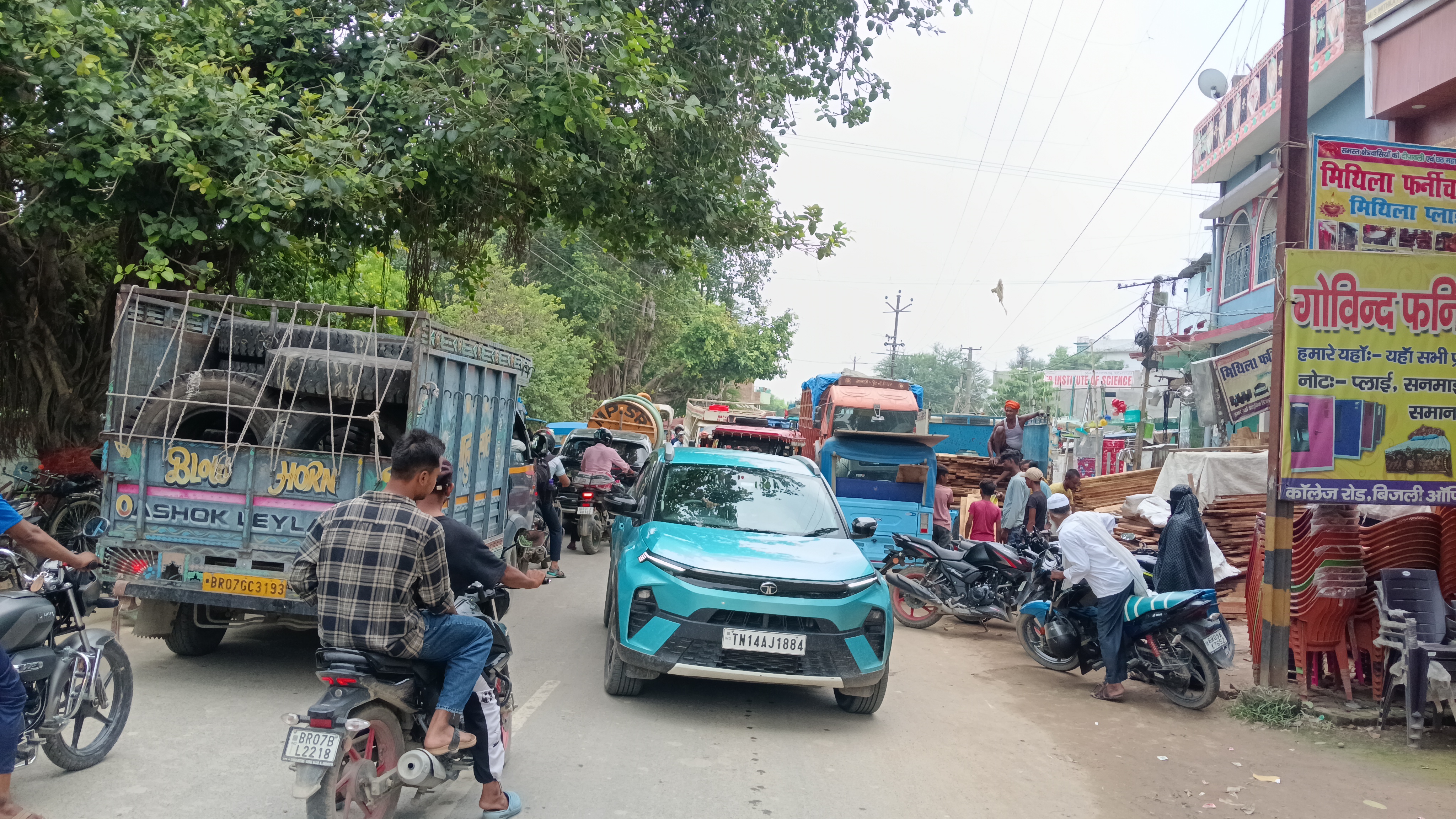 सड़क किनारे खड़ी बड़ी गाड़ियों से लग रहा जाम, विद्युत उपकेंद्र के पास आधा घंटा तक फंसे रहे लोग