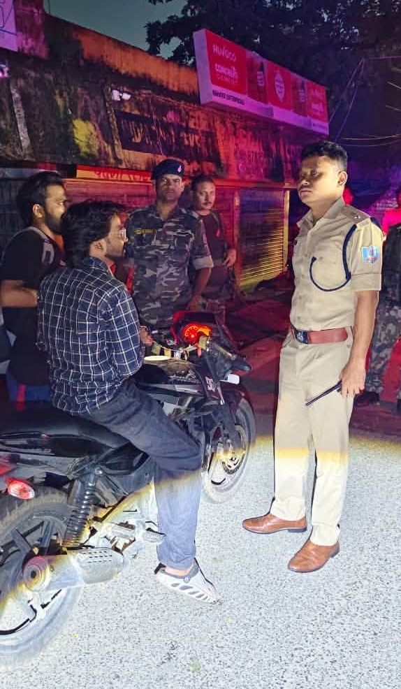 एक्शन मोड में दिखे एसपी, रात्रि में विभिन्न थाना क्षेत्रों का किया औचक निरीक्षण