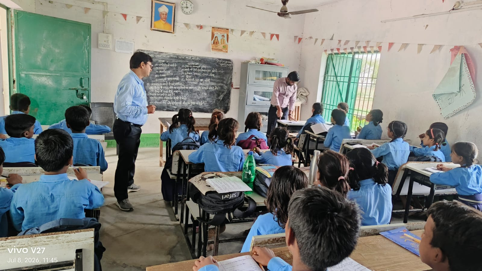 कैमूर : बीईओ ने करवन्दिया विद्यालय का किया औचक निरीक्षण, 100 % बच्चों को यूनिफॉर्म में देख जताई खुशी