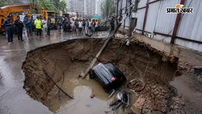 गाजियाबाद में 32 मंजिला इमारत के पास धंसी सड़क, 20 फीट गड्ढे में समाई कार और स्कूटी