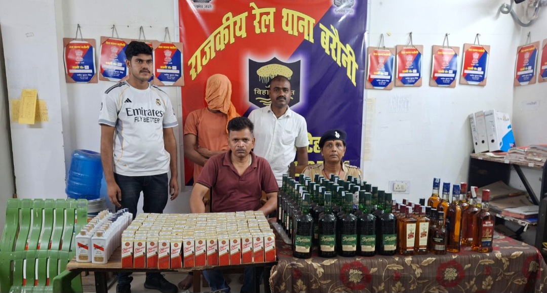 बेगूसराय: बरौनी जंक्शन पर 83 लीटर विदेशी शराब के साथ एक धंधेबाज गिरफ्तार