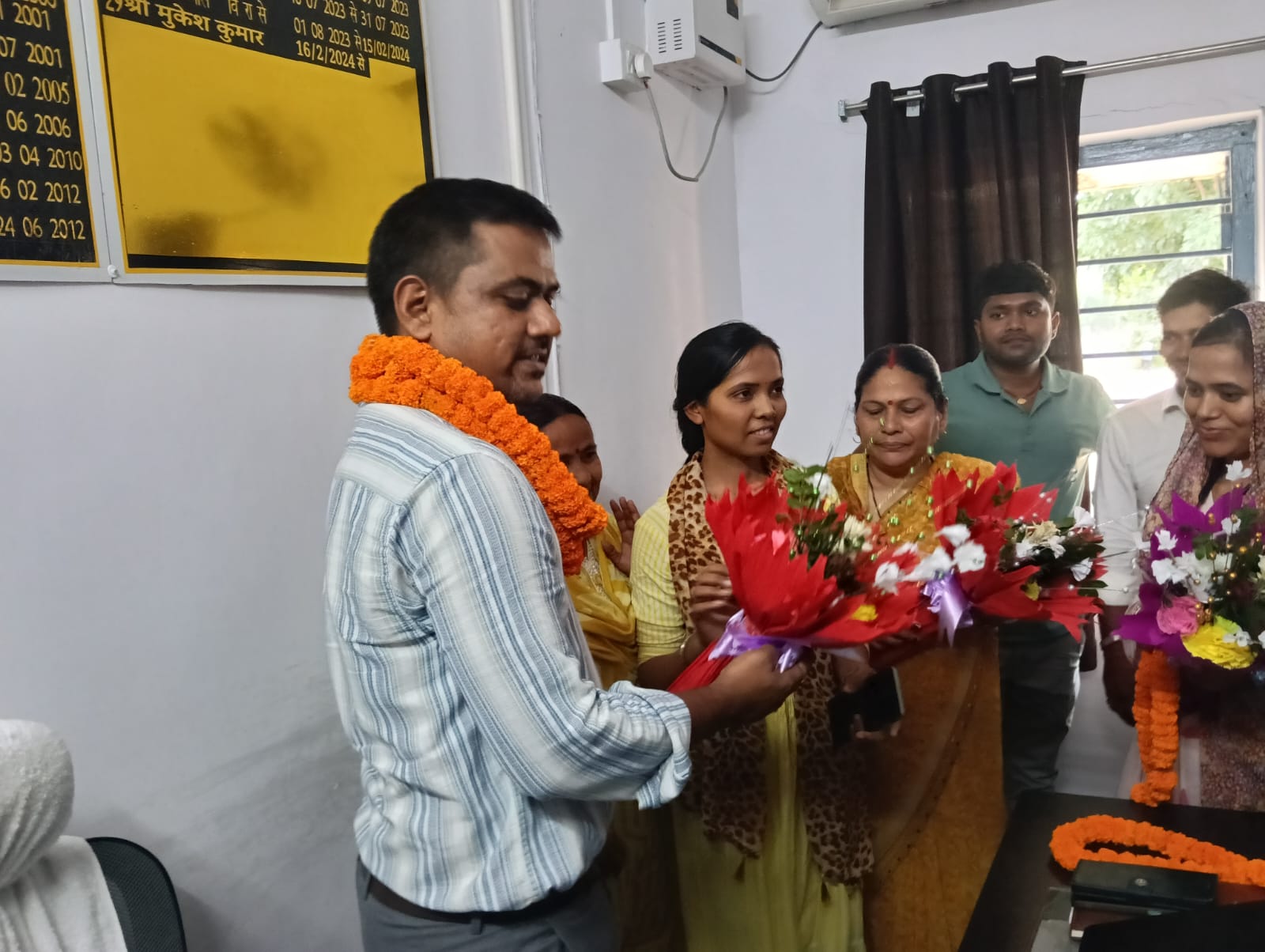 सीओ मुकेश कुमार को भावभीनी विदाई, कर्मचारियों व जनप्रतिनिधियों ने किया सम्मानित