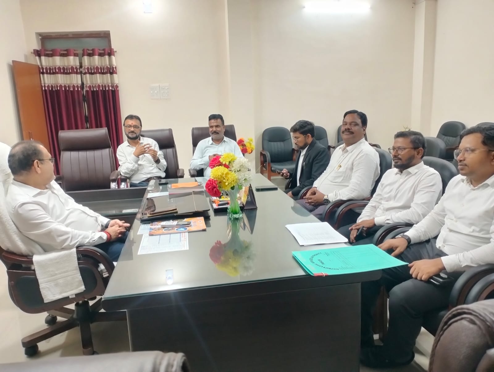 राष्ट्रीय लोक अदालत एवं विशेष लोक अदालत की तैयारियों को लेकर हुई समीक्षा बैठक