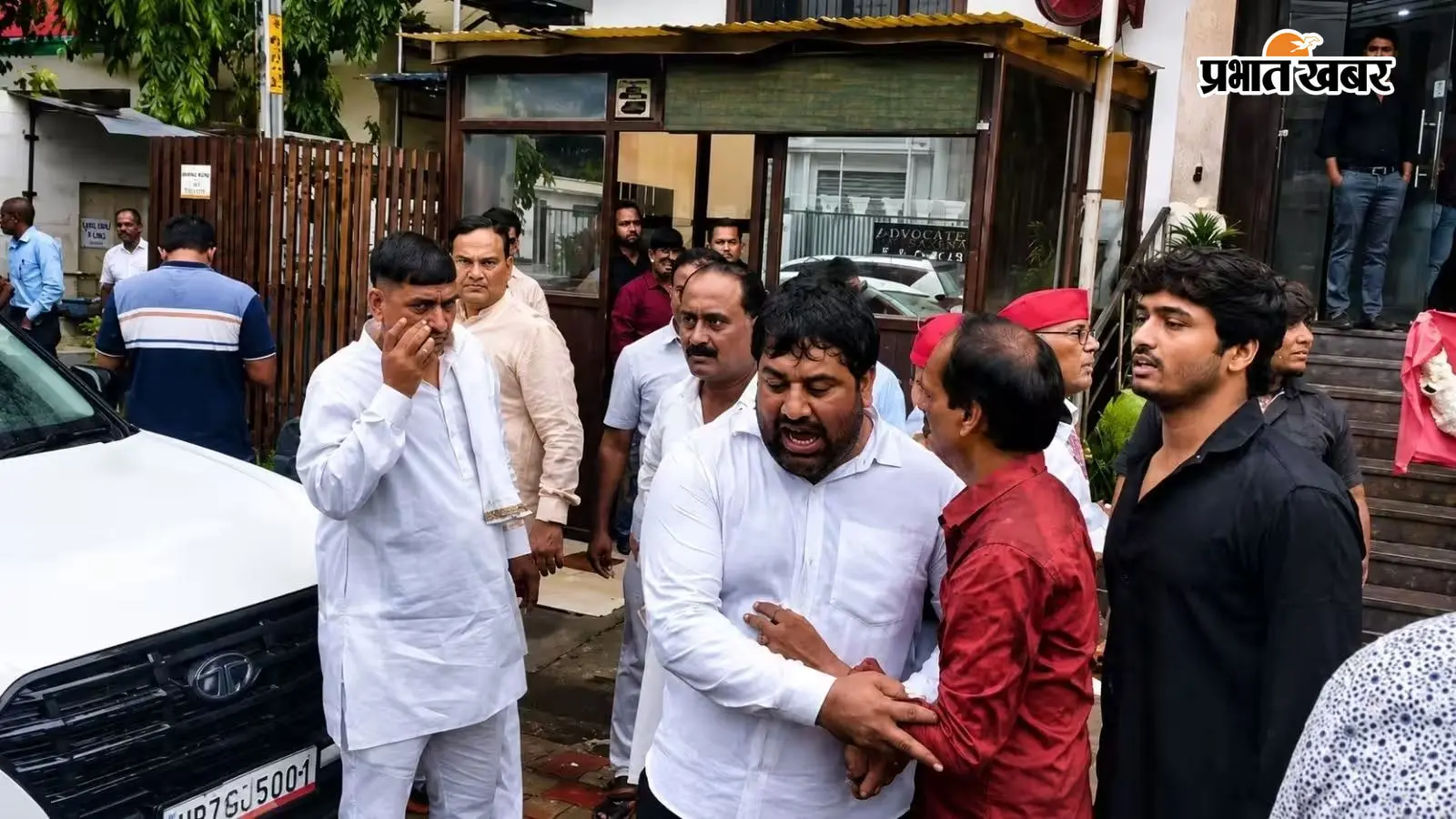 आगरा में सपा की बैठक बनी अखाड़ा, नेताओं के बीच चले लात-घूंसे, मारपीट का वीडियो पहुंचा अखिलेश यादव तक