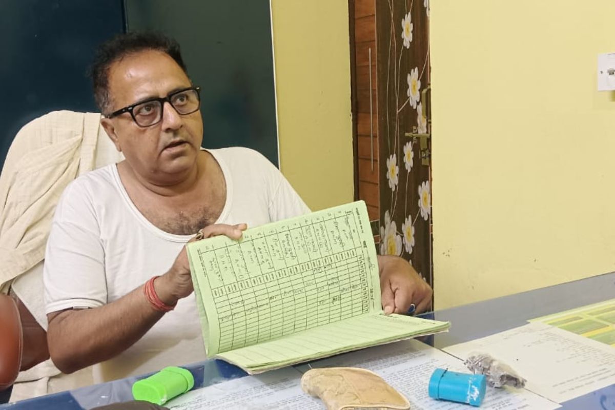 ड्यूटी से अनुपस्थित एनएम की हाजिरी शीट दिखाते प्रभारी चिकित्सा पदाधिकारी डॉ विवेक कुमार सिंह