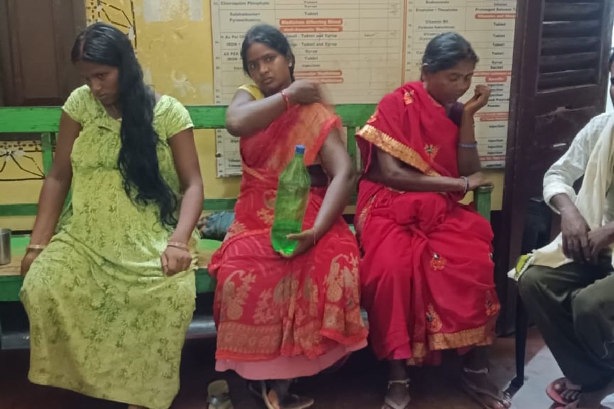 स्वास्थ्य केंद्र में बेड नहीं मिलने पर टेबल पर बैठी प्रसव पीड़ा से कराहती गर्भवती महिला