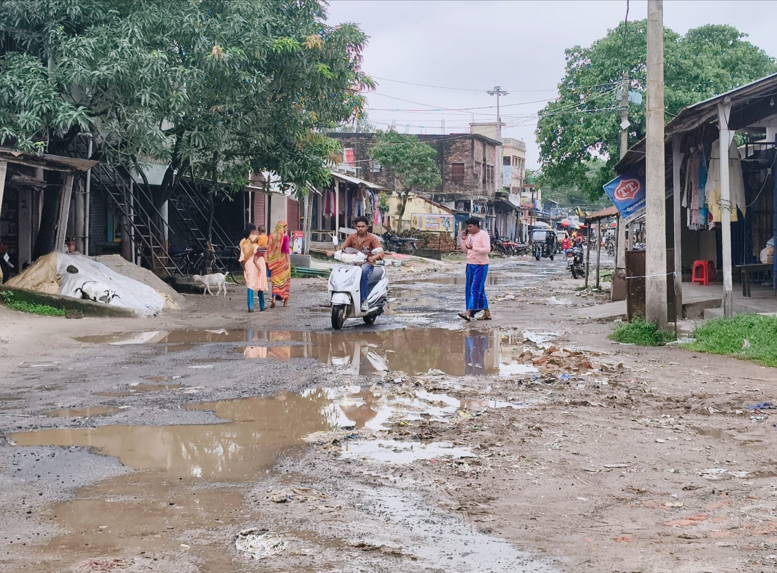 काजीटोला-शिवानंदपुर-मथुरापुर सड़क बदहाल, बारिश में गड्ढों से बढ़ा हादसों का खतरा
